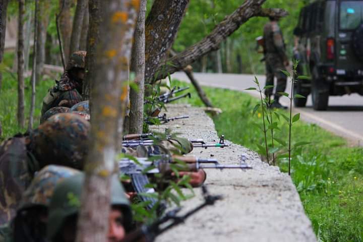 Handwara encounter: Colonel, Major, 2 soldiers, police sub-Inspt; 2 militants killed