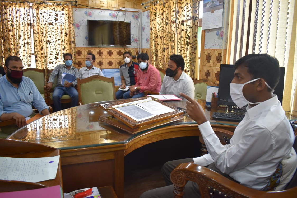 DC Kupwara gives timeline for completion of bunkers in Machil, Keran