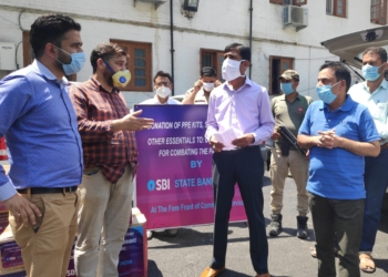 SBI donates PPE kits to District Administration Kupwara