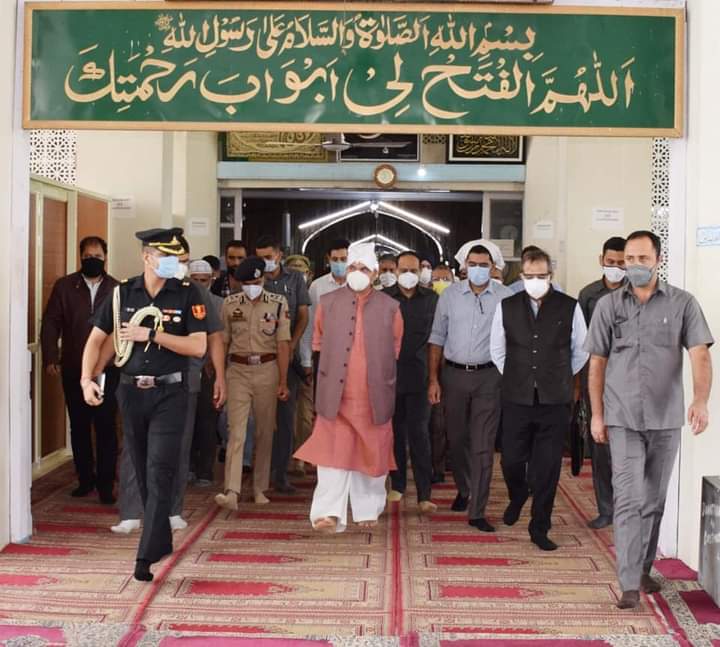 Lt Governor visits Hazratbal Shrine, takes stock of the facilities in place for devotees