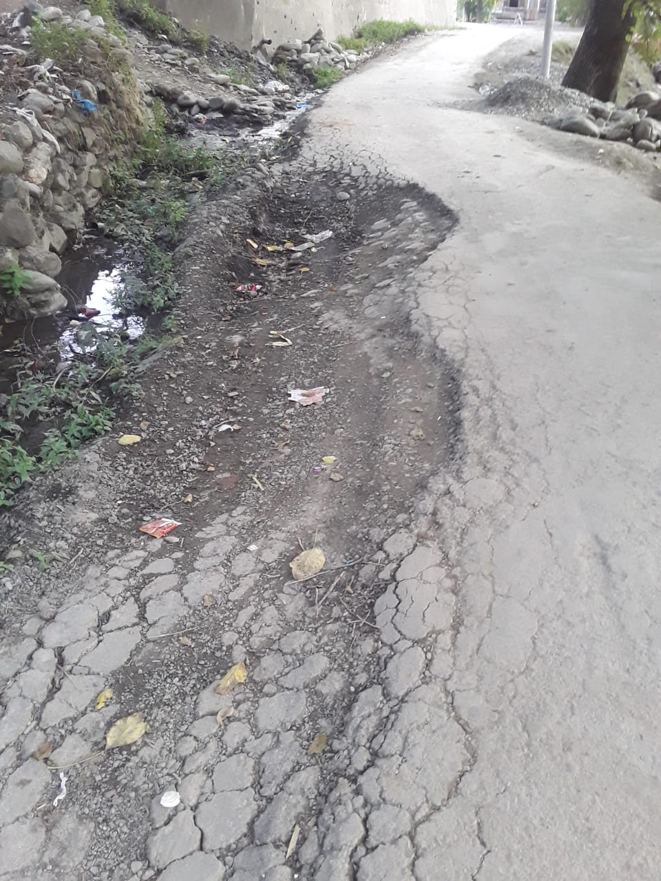 سرحدی ضلع کپواڑہ کے اعلاقہ کلاروس مد مادھو لشٹیال روڑ خستہ حال محکمہ آراینڑ بی کی لاپرواٸ۔