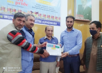 Director Panchayats Kashmir felicitated BDO HANDWARA at ‘my town my pride’ program