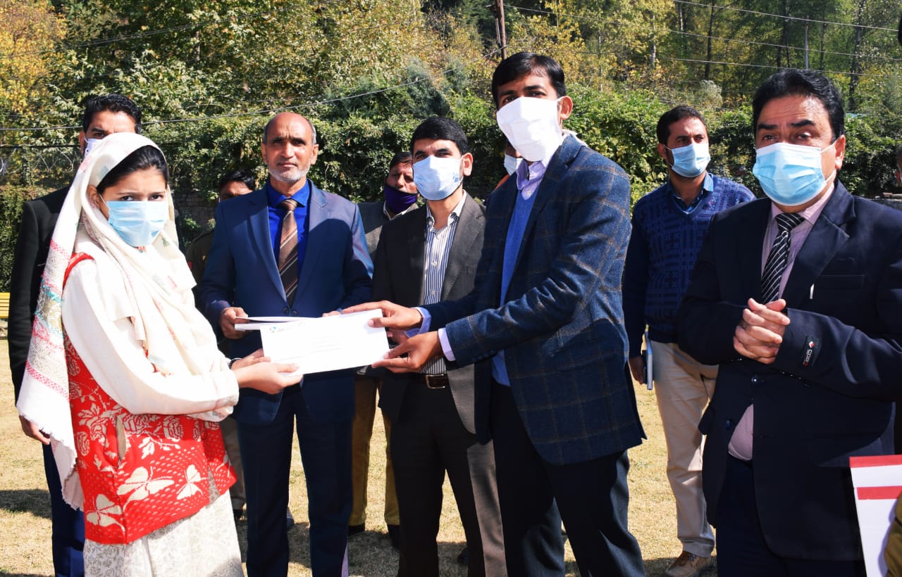 DDC Kupwara distributes sanction letters among 20 beneficiaries
