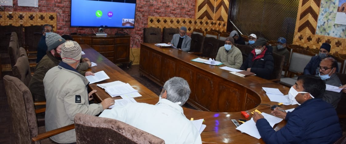 DDC reviews water supply facilities in schools, JJM, B2V works