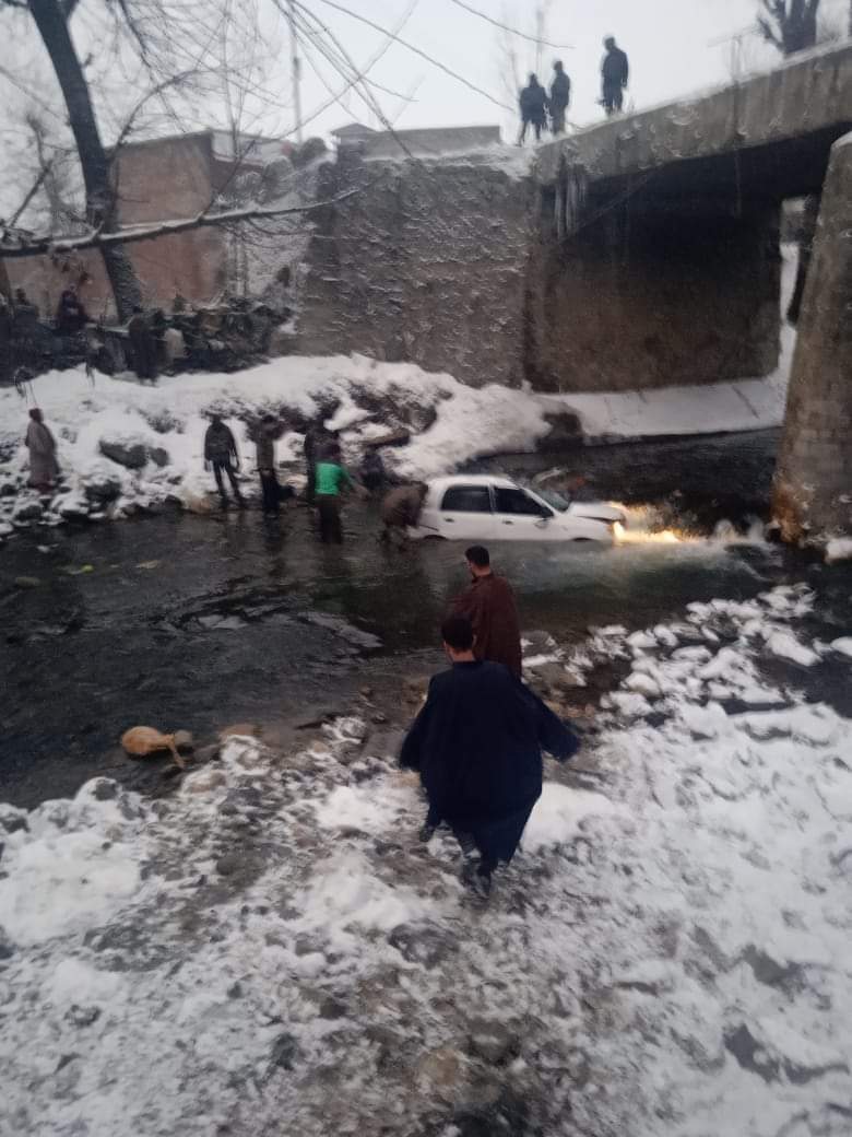 Girl dead, 4 injured as vehicle falls into nallah in Kupwara