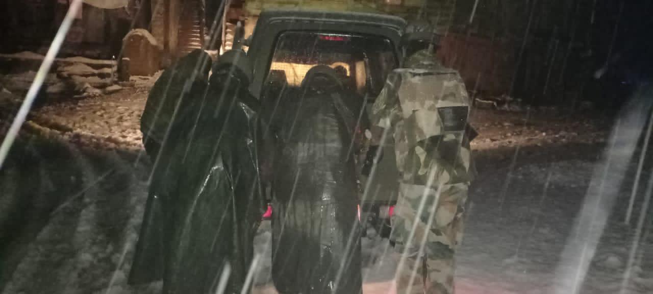 SWIFT ACTION BY SOLDIERS IN CARRYING WOMAN IN LABOUR ON SHOULDERS – REACHED JUST IN TIME TO DELIVER A BABY GIRL IN KALAROOS, KUPWARA