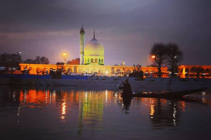 Shab-e-Meraj: Deliberations being over whether night-long prayers should be held at Hazratbal