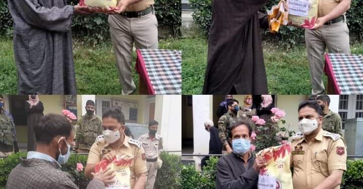 Handwara Police distributes ration kits and other items among poor and needy families