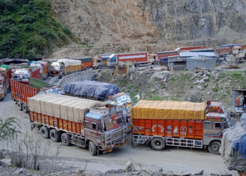 Traffic Remains suspended on the Srinagar-Jammu National highway