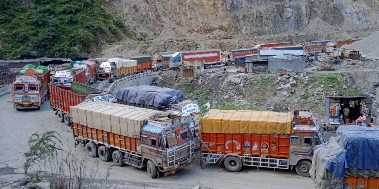 Traffic Remains suspended on the Srinagar-Jammu National highway