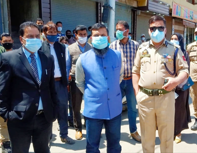 DM Kupwara inspects various markets for implementation of corona curfew