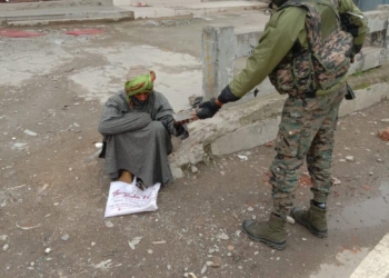 Kupwara:Army Celebrates Eid with Awam, by distributing ration, food and sweets
