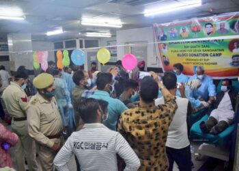 BJP’s Blood donation camp; Social distancing goes for a toss at Srinagar’s LD hospital