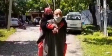 Kupwara elderly alleges denial of treatment to ailing wife at PHC Vilgam for lack of COVID-19 test