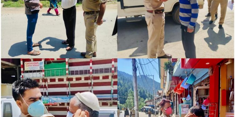 KUPWARA POLICE DISTRIBUTED FACE MASKS TO THE GENERAL PUBLIC