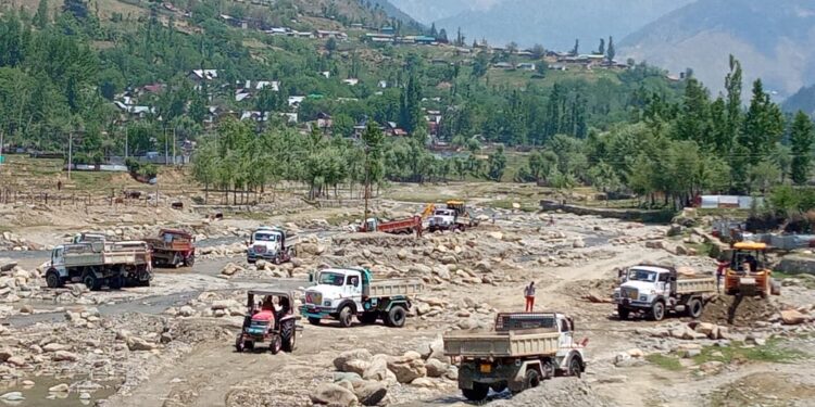 کلاروس کپواڑہ ٹراوٹ نالہ میں غیر قانونی طور پر ریت باجری نکالنیے کا کام جاری ہے جس زمین حریف کو نقصان کا خدشہ لاحق ہے ۔اعوام
