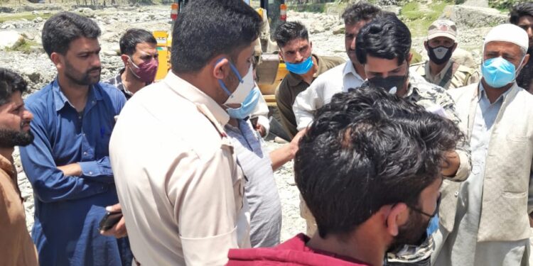 ٹراوٹ نالہ کلاروس  میں غیر قانونی طور ریت باجری اور پتھر نکالنے والے لوگوں کے خلاف   ضلع انتظامیہ کی   کارواٸی،عوام نی کی سراہنا