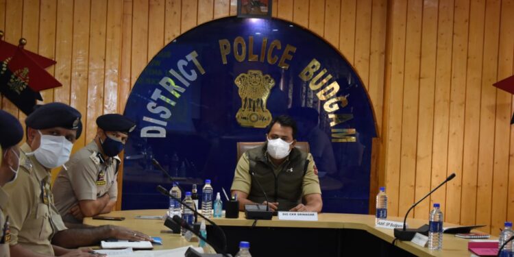 DIG Central Kashmir visits Budgam, reviews Security, Law & order scenario