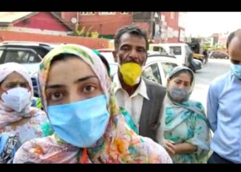 Hokersar family alleges theft of gold, cash in nocturnal raid by ‘men in uniform’