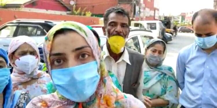 Hokersar family alleges theft of gold, cash in nocturnal raid by ‘men in uniform’