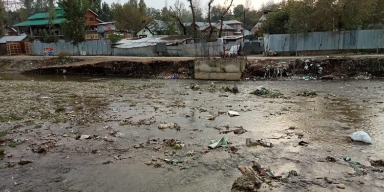 Footbridge to connect Dudwan-Darzipora in Kupwara Town is not completed in three years