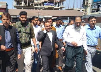 ADC Kupwara imposes fine of Rs.3200 on 4 erring shopkeepers