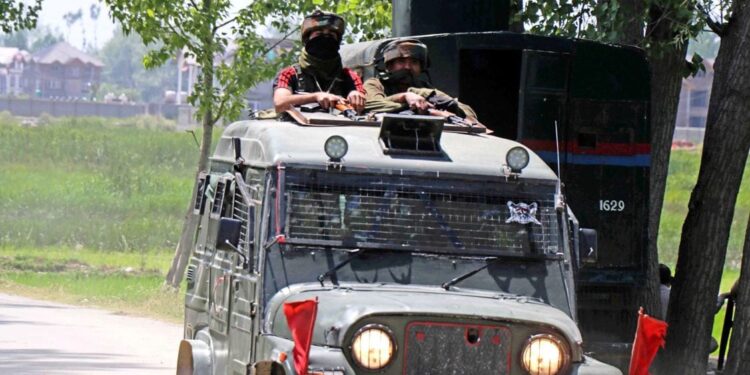 Baramulla:Three soldiers, civilian injured in an ongoing encounter : IGP Kashmir