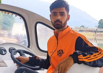 Daring SDRF SPO Saves Elderly Person from Drowning in River Jhelum at Nawakadal
