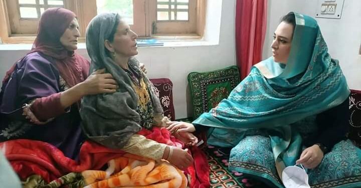 DC Baramulla condoles bereaved family of Warpora, Pattan