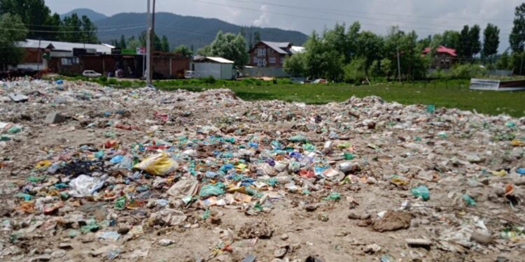 Kupwara: New Regipora Bus stand  turned into garbage dumping site, authorities in deep slumber