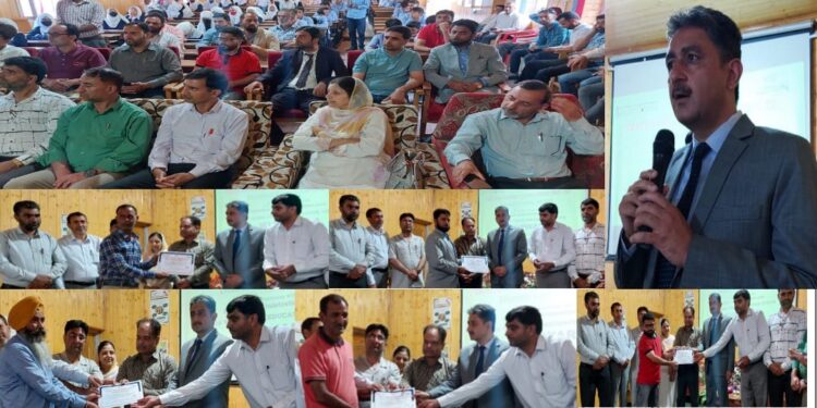 DC Kupwara distributes awards among best performing schools under Swach Vidyalaya Puraskar