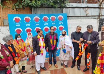 Kaneez Fatima along with prominent political activists from Karnah join Peoples Conference