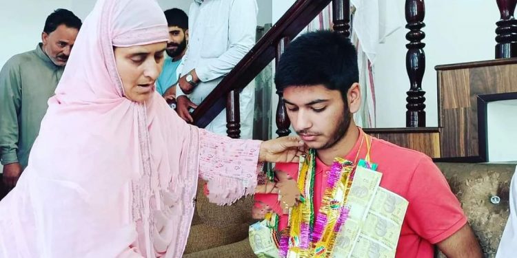 Shopian fruit businessman’s son bags 10th rank at NEET UG-2022“I was expecting I will qualify but 10th position was beyond my expectations: Haziq Parvez