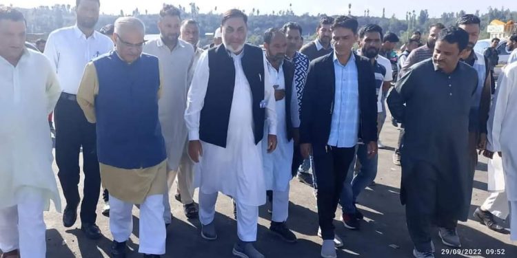 Askol Kaul Visits Shopain Met Apple Traders