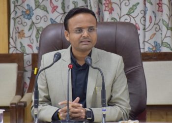 DC Kupwara chairs DLSCC, 9 cases settled