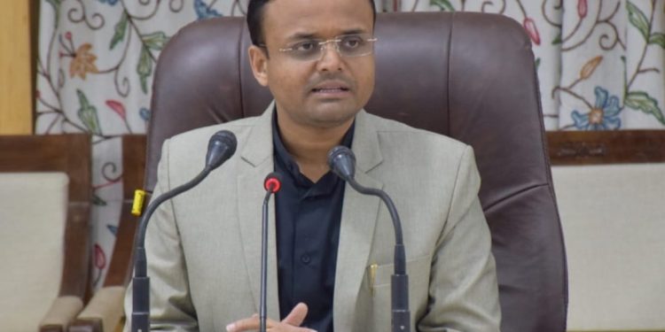 DC Kupwara chairs DLSCC, 9 cases settled