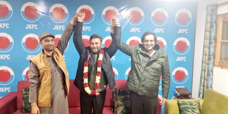 Former Superintendent Engineer and prominent social activist Abdul Rashid Lone joins Peoples Conference