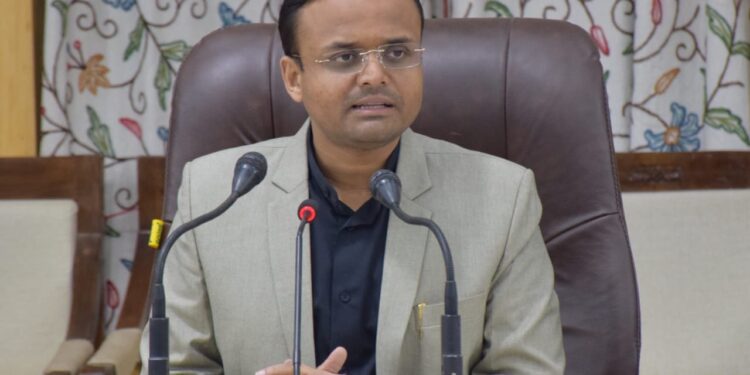 Snow clearance operation in Kupwara, 50 % roads open for traffic