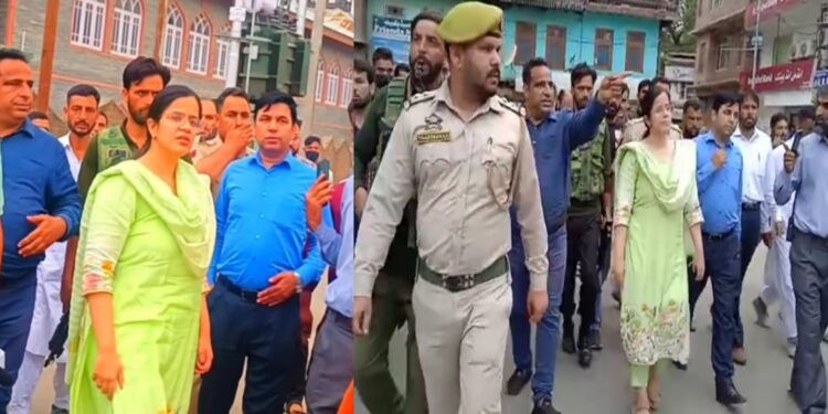 DC Kupwara undertakes surprise visit of Kupwara town.