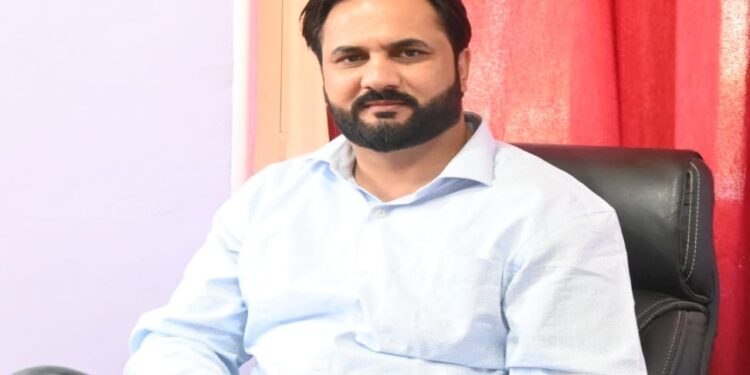 Iftakhar Naseem assumes the charge of District Information Officer Kupwara.