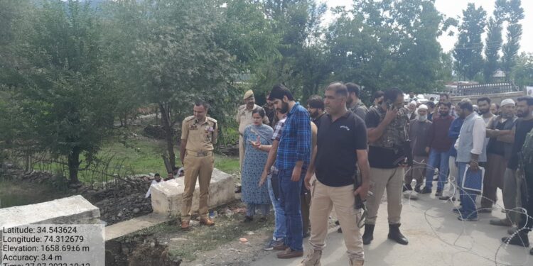 DC Kupwara visits Khumryal (Lolab) to take on-spot assesment of restoration work of bridge