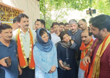 Mehbooba Mufti Extends Syncretic Gesture, Visits Thajiwara Temple in Bijbheara to greet Kashmiri Pandit Community On Annual Hawan