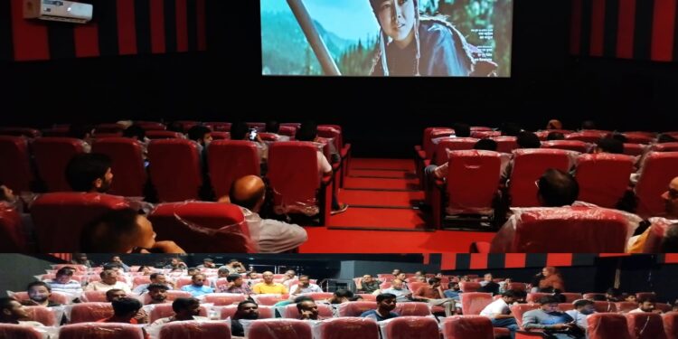 J&K:Shahrukh Khan’s movie ‘Jawan’ screened at Cinema Hall Handwara