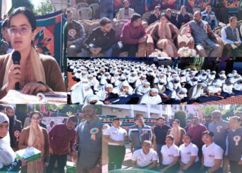 DC Kupwara distributes Self Defense Kits among girl students