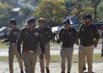 DGP visits forward areas in Keran Sector of Kupwara