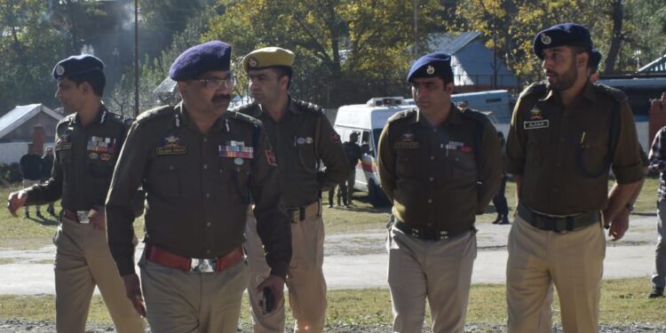 DGP visits forward areas in Keran Sector of Kupwara