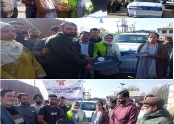Badalta Khilta Jammu Kashmir : DC Kupwara hands over keys of 45 Subsidized commercial vehicles to beneficiaries Under ‘MUMKIN’ scheme