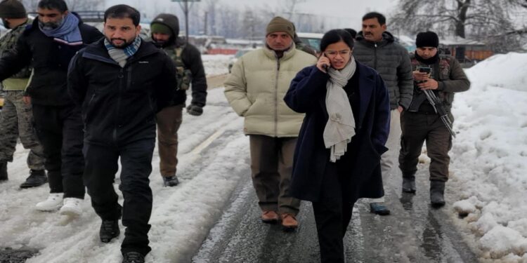 DC Kupwara inspects snow clearance work, availability of civic amenities, visits migrant coloney Nutnoosa