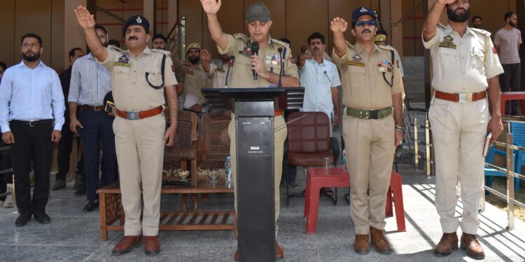 Kupwara Police Holds Integrity Pledge Ceremony Across All Units