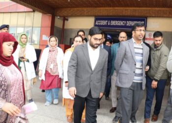 Div Com Kashmir, Deputy Commissioner Srinagar Visit SMHS, Ujala Hospitals; enquire about well-being of injured persons